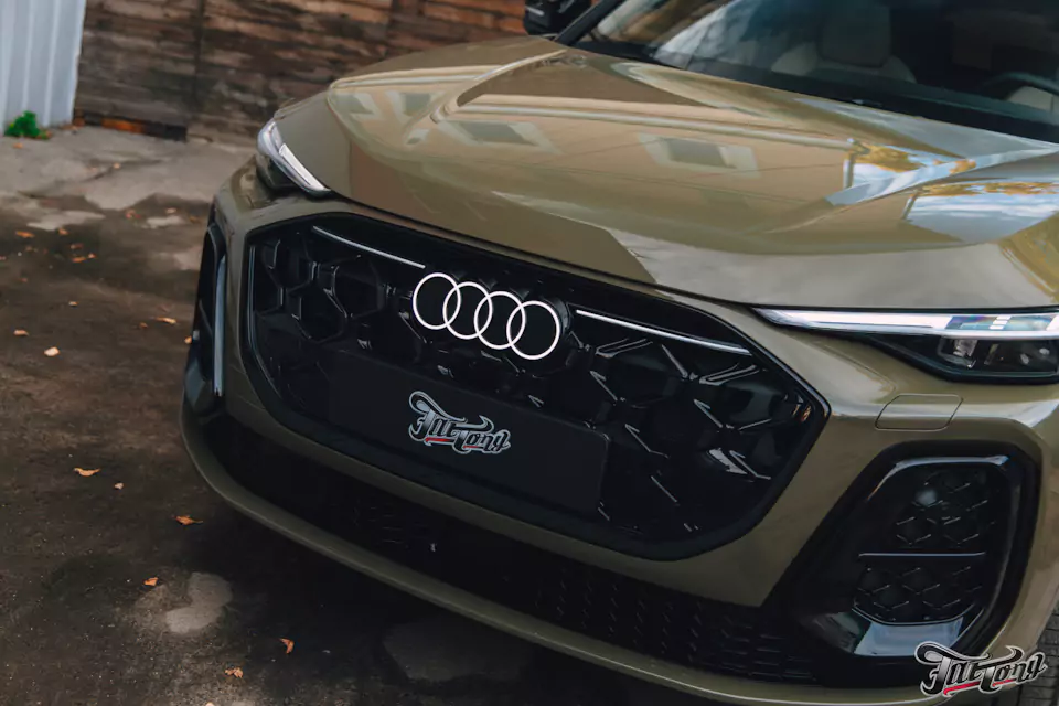 Забронировали Audi Q5 L прозрачным глянцевым полиуретаном, выполнили шумоизоляцию дверей и арок, установили видеорегистратор